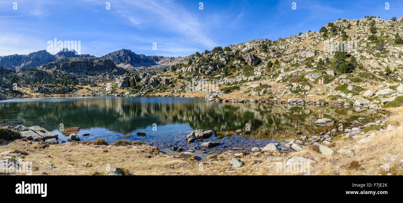 À la première réflexion Lake dans le circuit du Lac, Pessons Andorre Banque D'Images