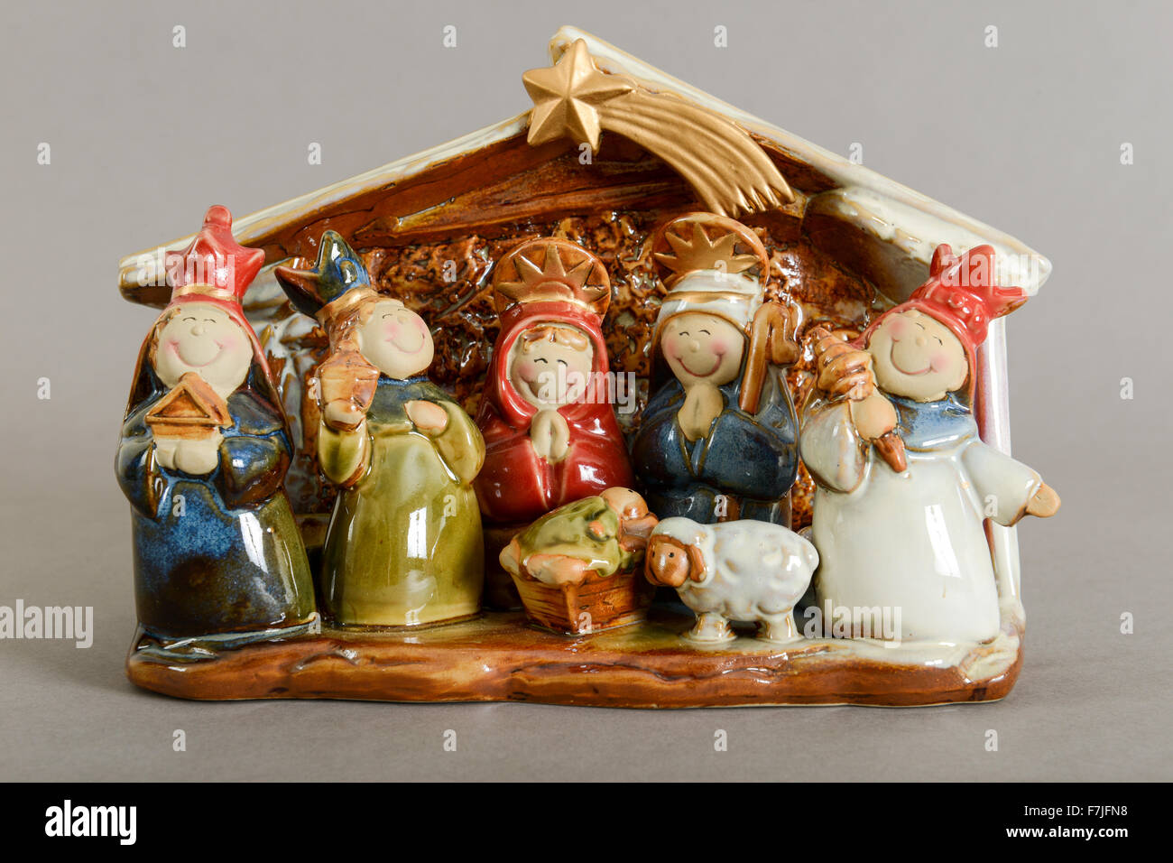 Crèche de Noël. Adoration des Rois Mages. L'Enfant Jésus en premier plan. Banque D'Images