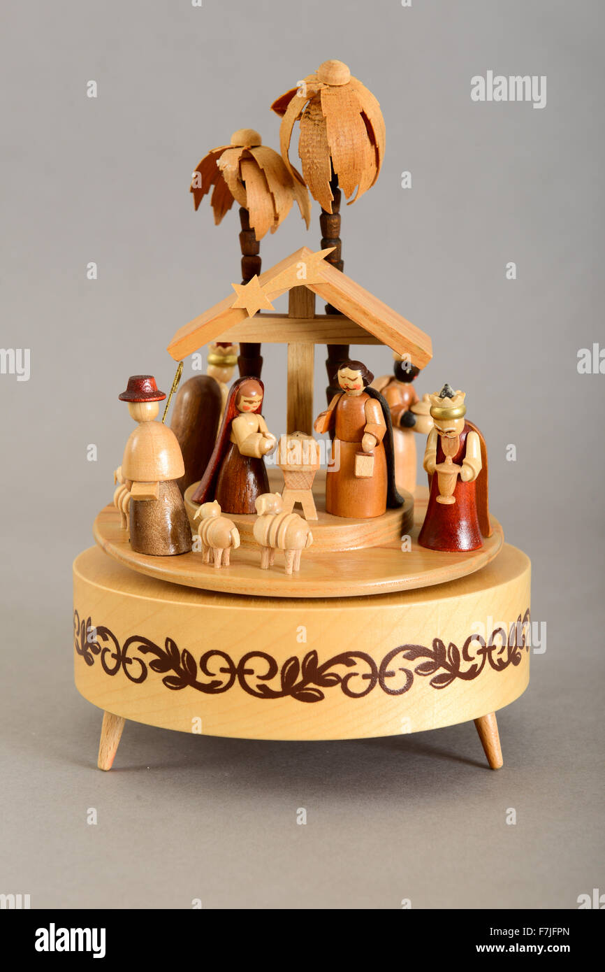 Crèche de Noël. Adoration des Rois Mages. L'Enfant Jésus en premier plan. Banque D'Images