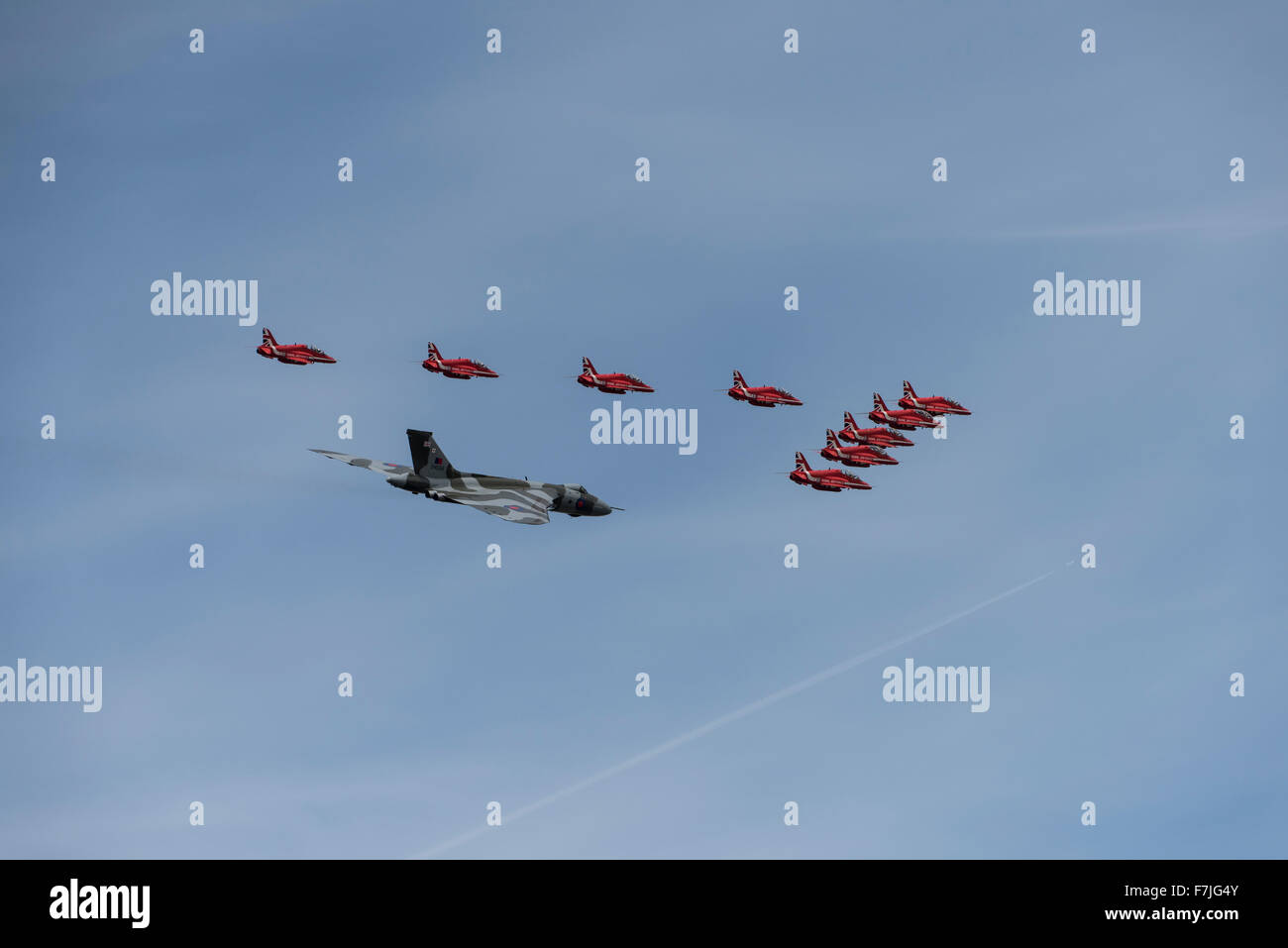 La RAF britannique des flèches rouges aerobatic display team volent en formation avec XH558 le seul exemple de l'avion Avro Vulcan Bomber Banque D'Images