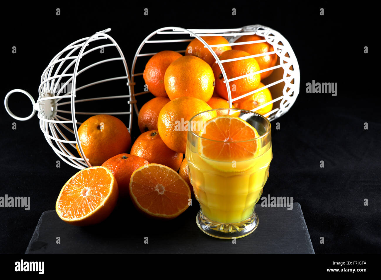 Des oranges sur un fond noir Banque D'Images