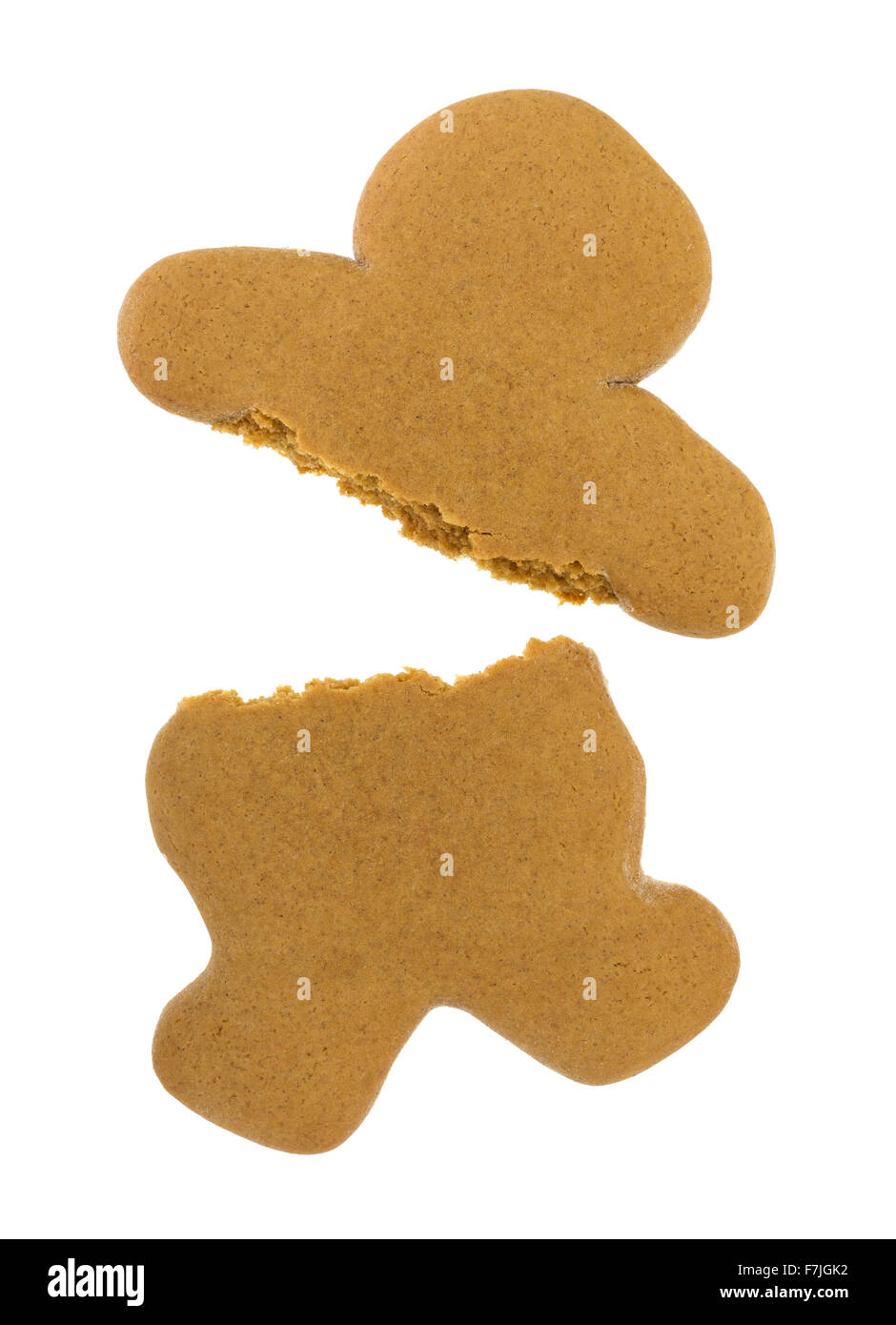 Un unfrosted gingerbread man de biscuit de Noël qui a été cassé en deux sur un fond blanc. Banque D'Images
