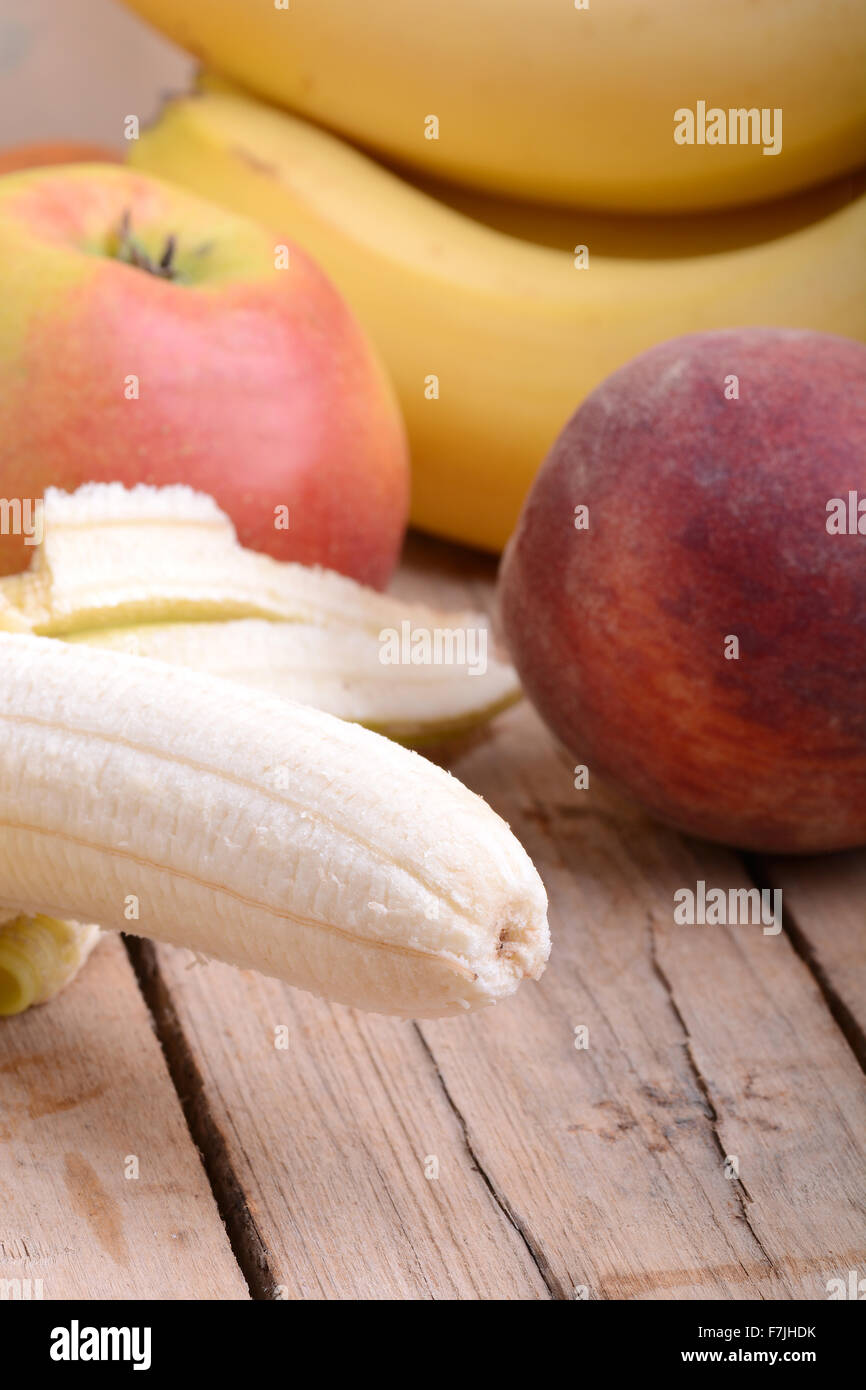 Fruits sur table, pomme, banane, pêche close up, concept d'aliments de santé Banque D'Images
