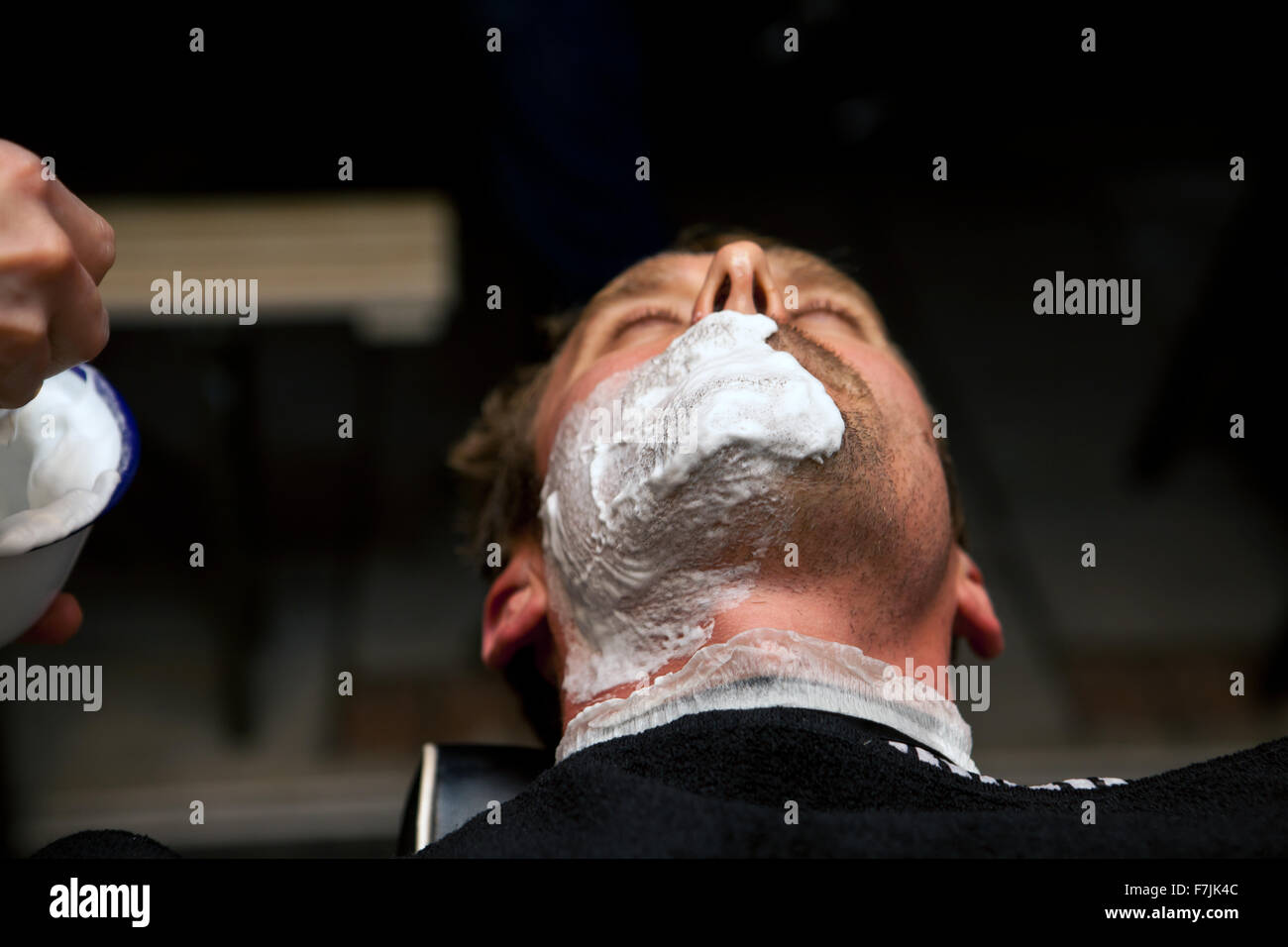 Avoir un rasage à Cut-Throat London coiffure et de salon, Peckham, Londres Banque D'Images