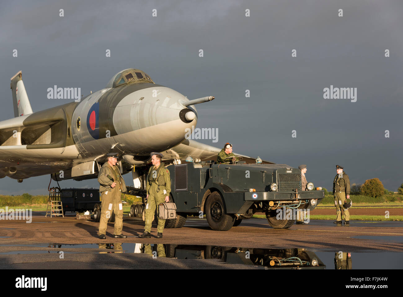 Reconstitution d'une mission d'un Avro Vulcan de bombardiers nucléaires de la guerre froide à l'aide de l'avion de la RAF préservés à Wellesbourne XM655 Banque D'Images