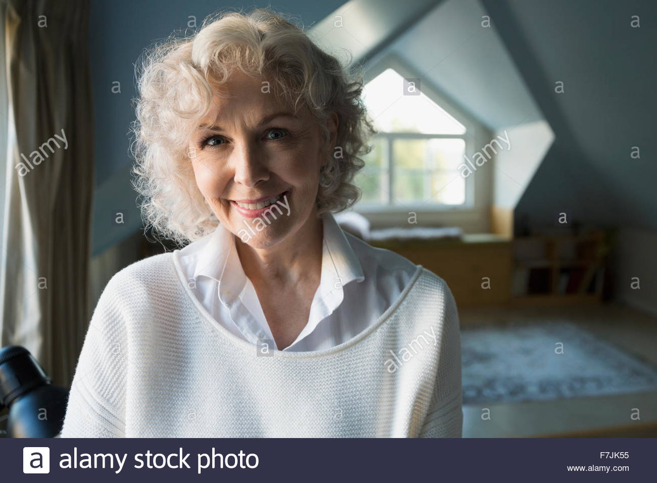 Portrait of smiling senior woman Banque D'Images
