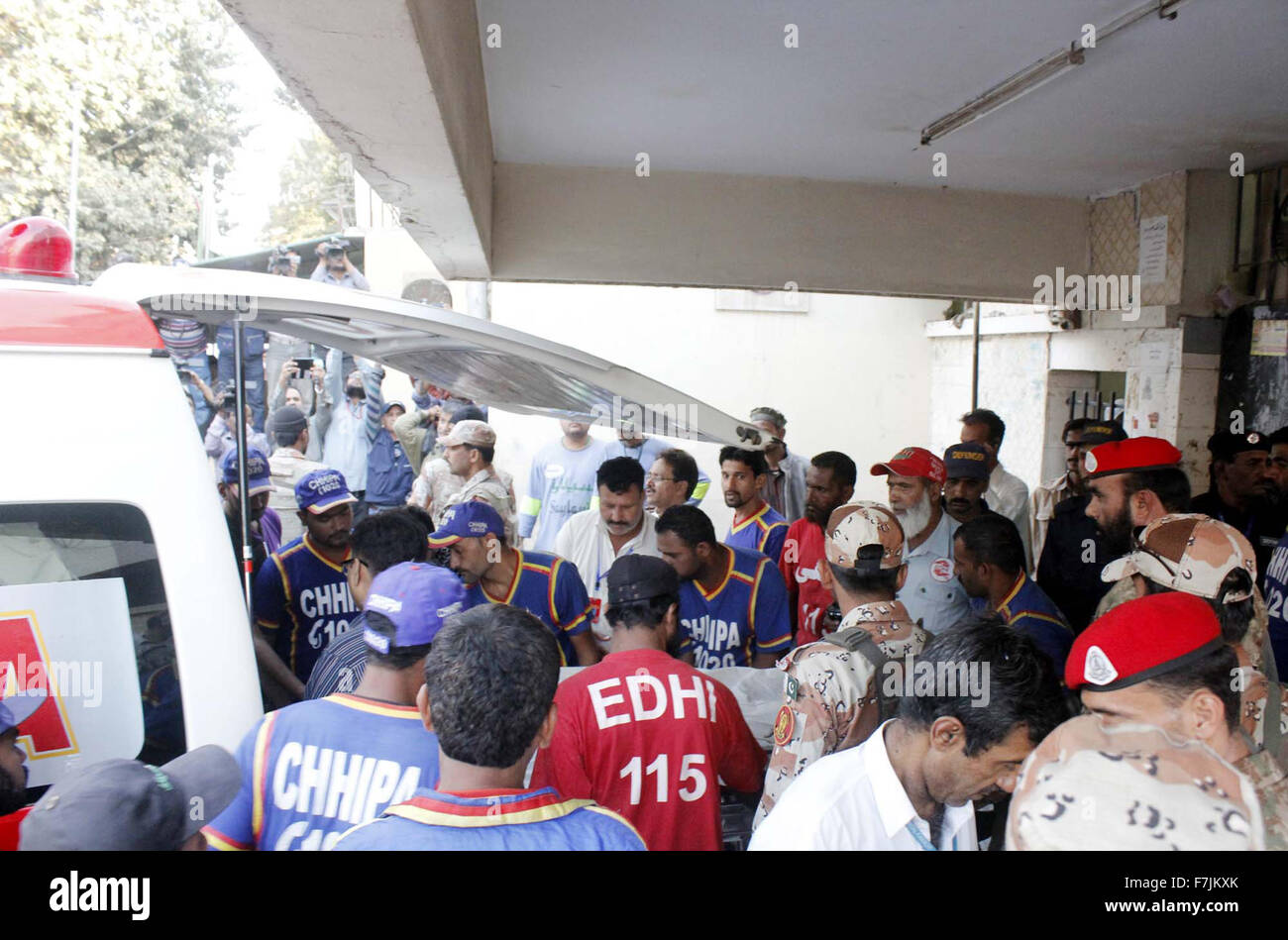 Les responsables des opérations de sauvetage de victimes blessées de l'allumage sur le véhicule de la Police militaire, à l'Hôpital Civil à Karachi le Mardi, Décembre 01, 2015. Une jeep de la police militaire a été attaqué sur M.A. Jinnah road à Karachi, où les attaquants inconnus équitation une moto a ciblé le véhicule. L'attaque a eu lieu près de Gul plaza sur M.A. Jinnah road dans laquelle deux membres de la police militaire ont été blessés dans l'attaque et ont été immédiatement transféré à l'hôpital civil. Banque D'Images