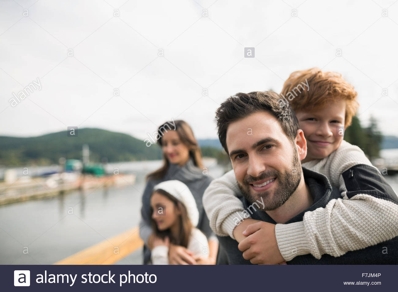 Portrait père usurpation de fils sur le lac dock Banque D'Images