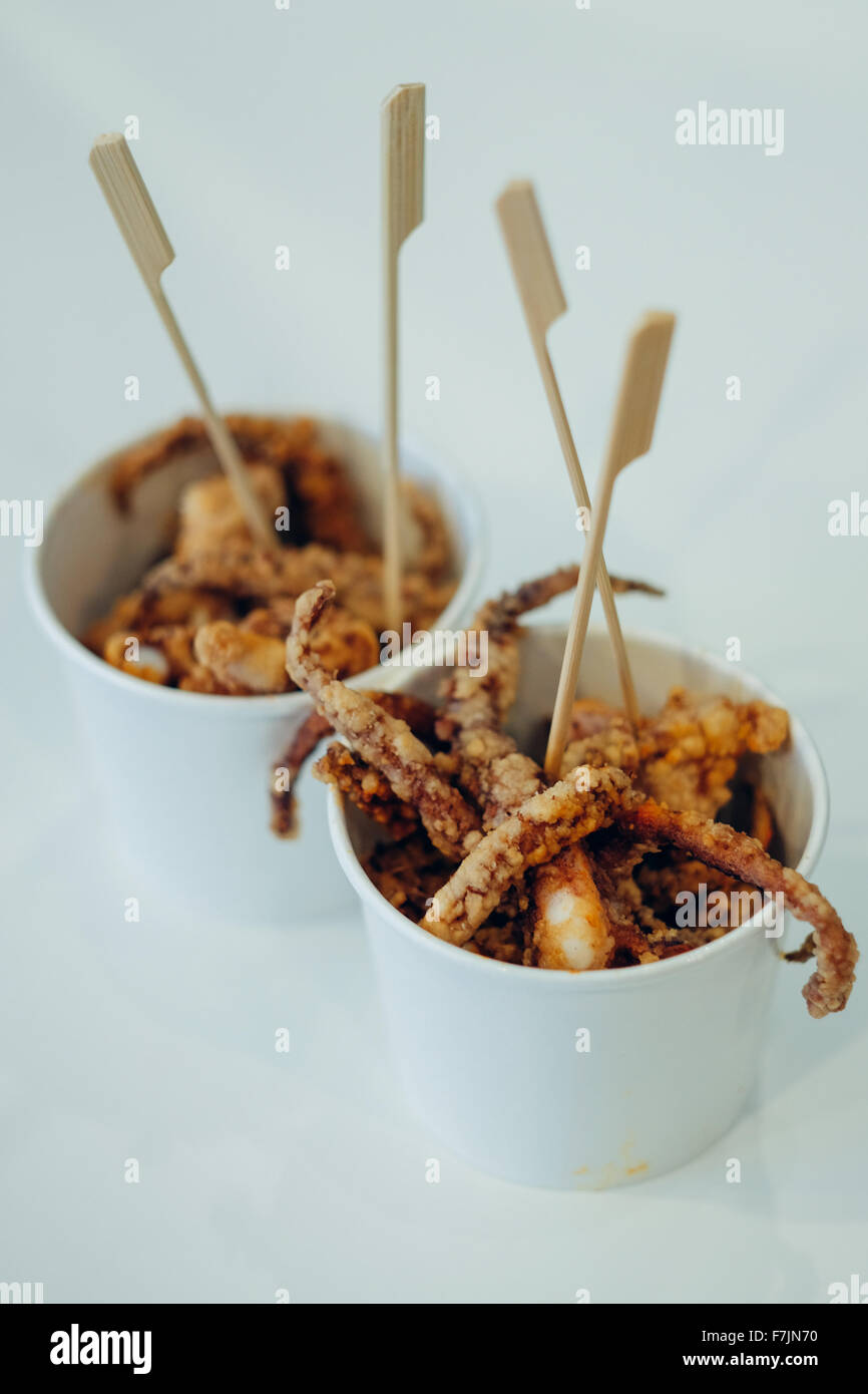 Calmar géant frit assaisonné d'épices tentacules Banque D'Images