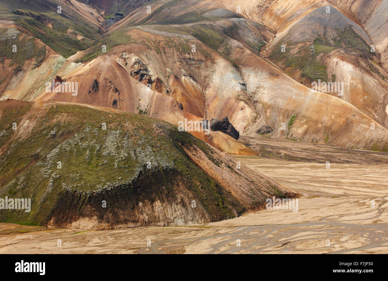 Paysage volcanique avec des formations de rhyolite de Fjallabak, région du sud de l'Islande Banque D'Images