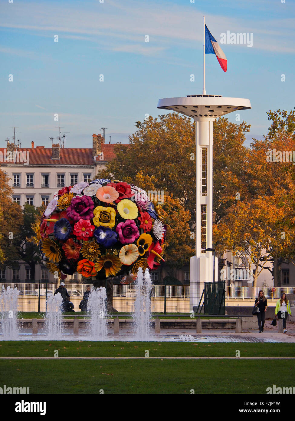 Lyon France statue de bouquet de fleurs et tour olympique Photo Stock -  Alamy