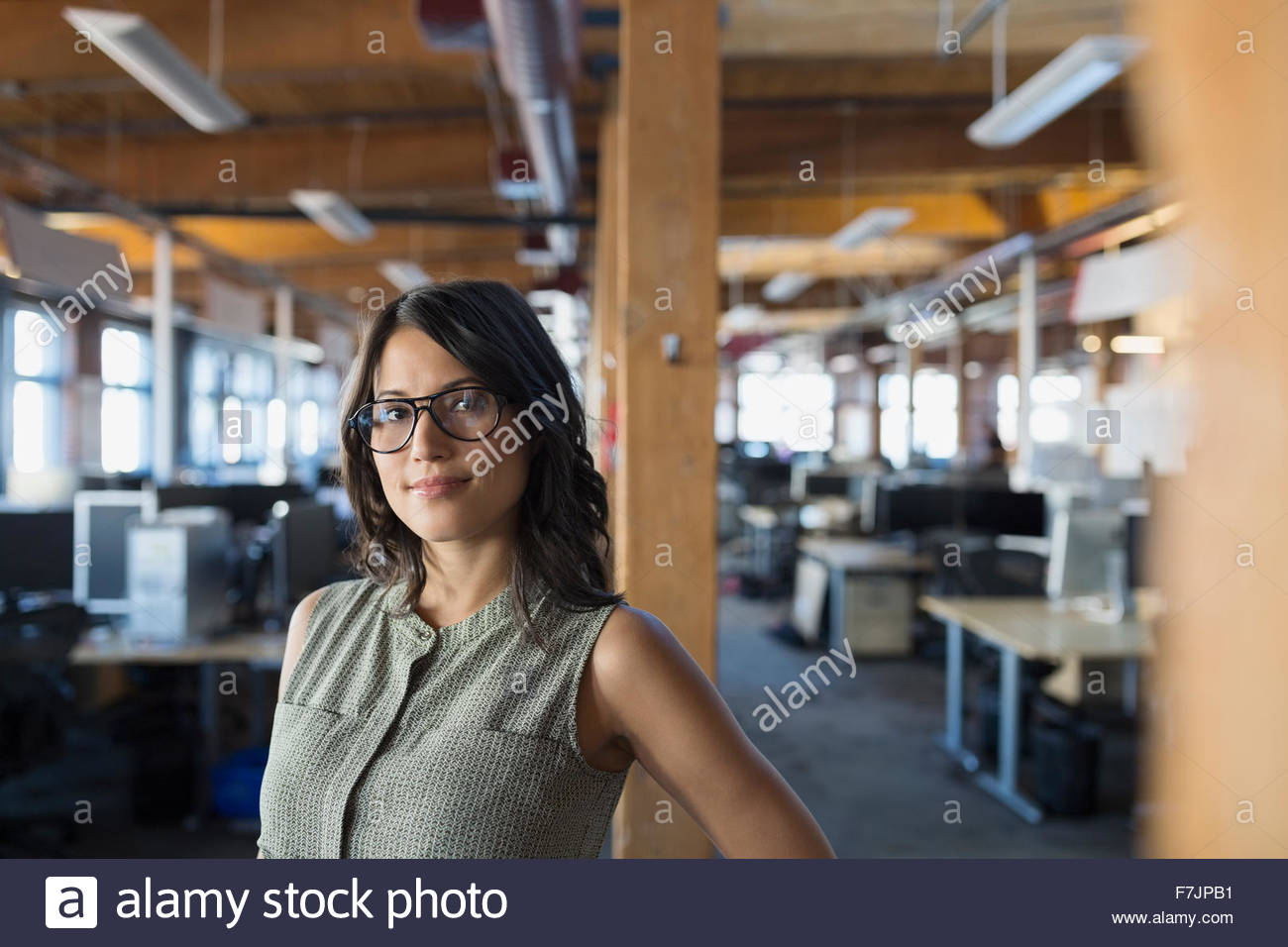 Portrait confident businesswoman in office Banque D'Images