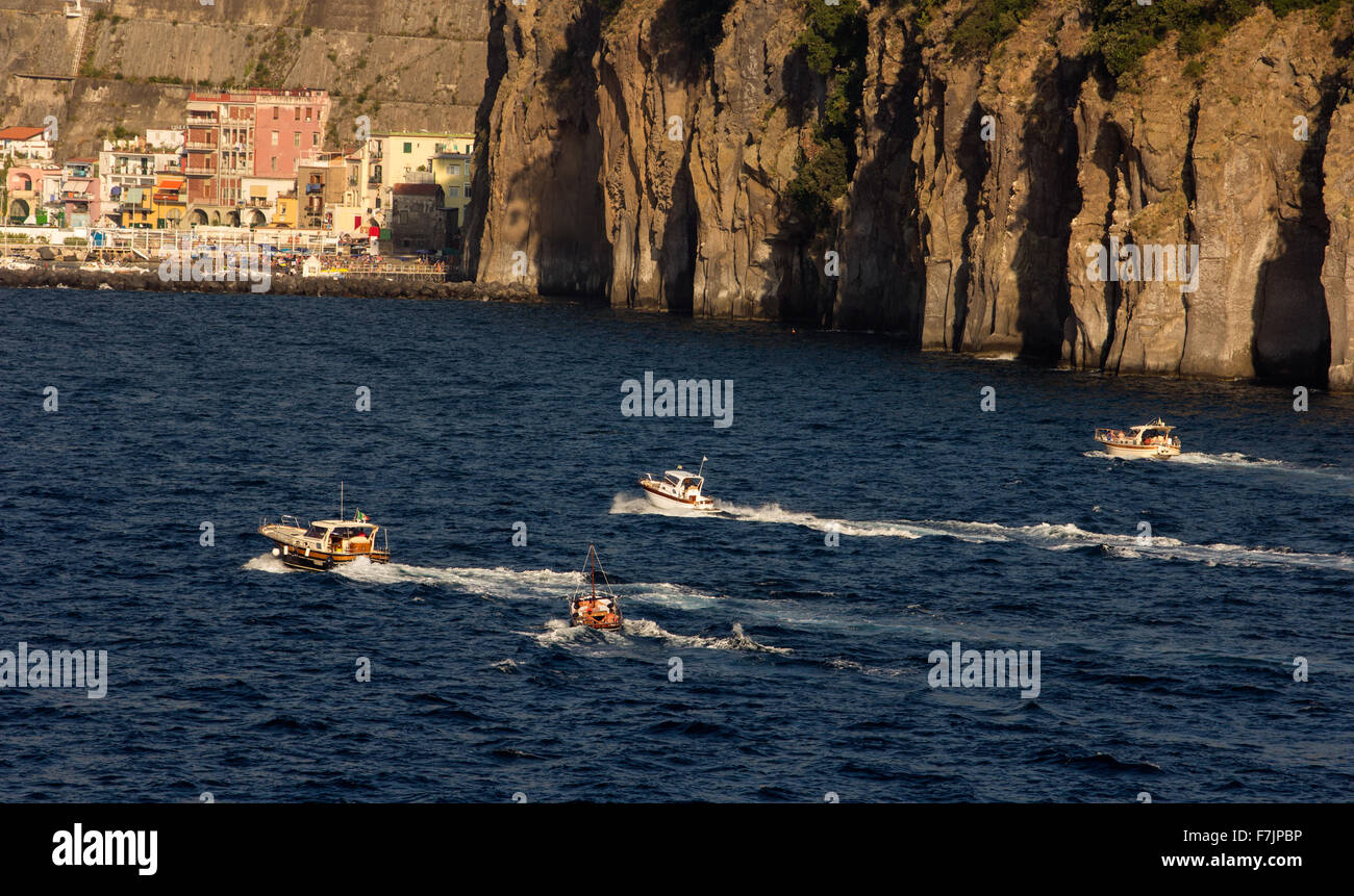 Côte de Sorrente avec bateaux Banque D'Images