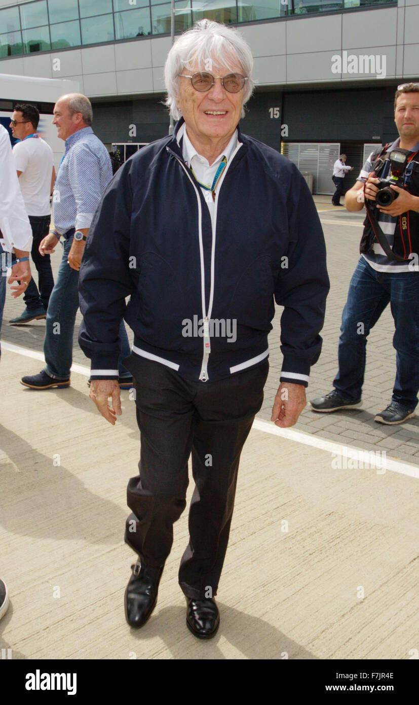 Bernie Ecclestone, marcher dans le paddock de Silverstone. Banque D'Images
