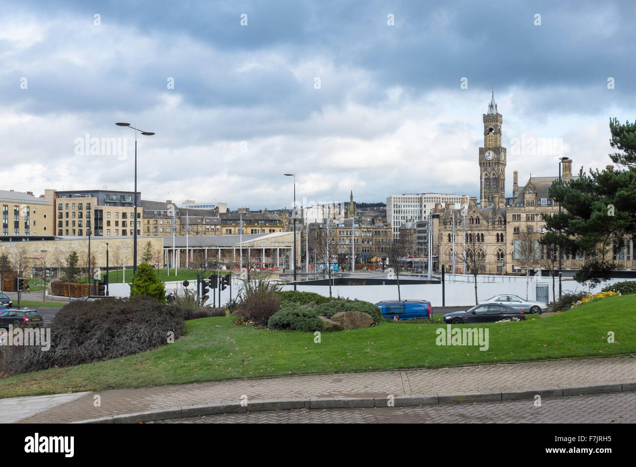 Bradford City Park et la piscine miroir vu de la National Media Museum Banque D'Images