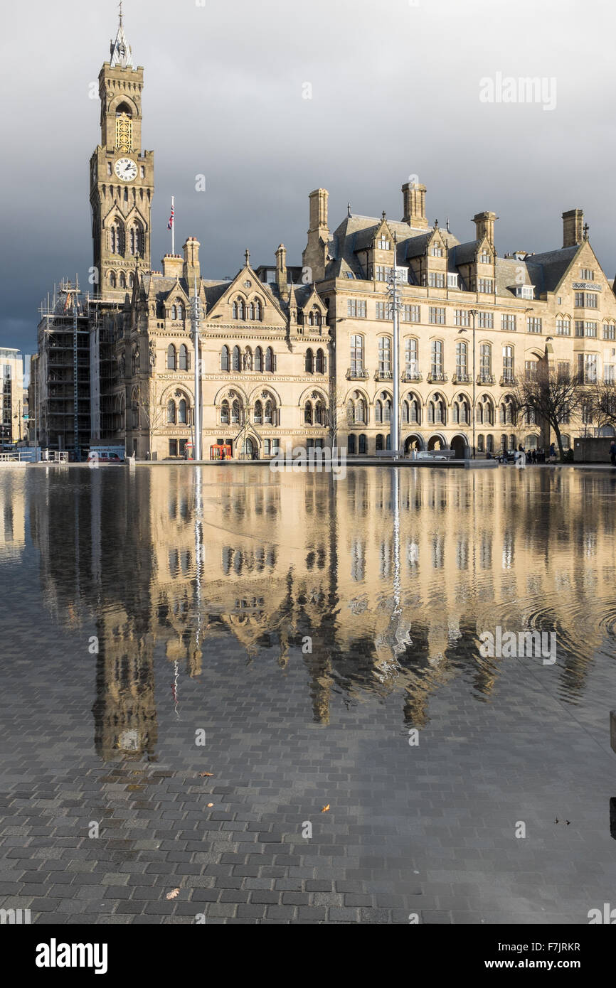 Bradford City Hall reflète dans la piscine miroir à Bradford City Park Banque D'Images