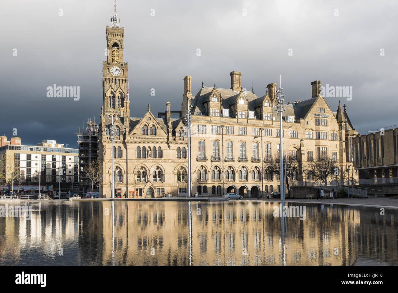 Bradford City Hall reflète dans la piscine miroir à Bradford City Park Banque D'Images