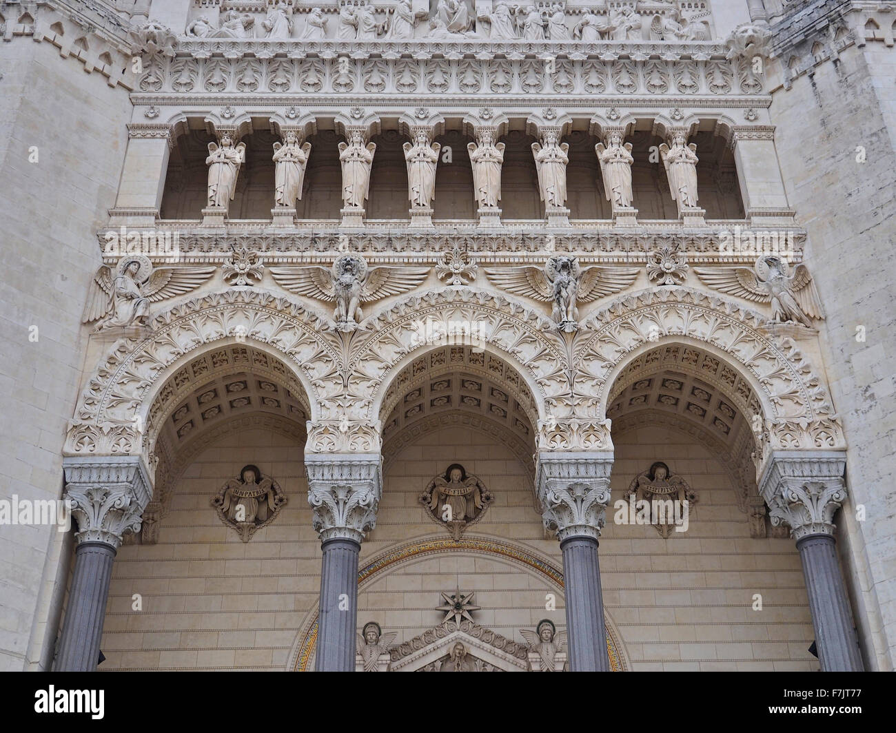 Très arches décoratives et des piliers à l'entrée de la cathédrale de Fourvière à Lyon le sud de la France Banque D'Images