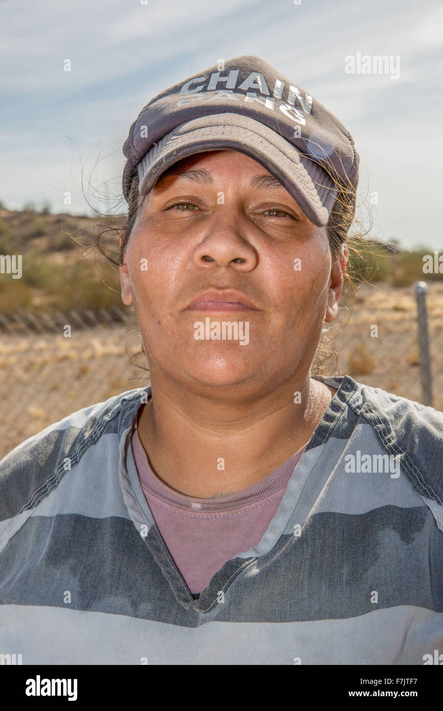 Août 24th, 2015, Phoenix, AZ, USA : Big Mamma se tient devant la caméra pendant le désherbage réduit sur les prisons d'Estrella de la division des gangs de la chaîne. Banque D'Images