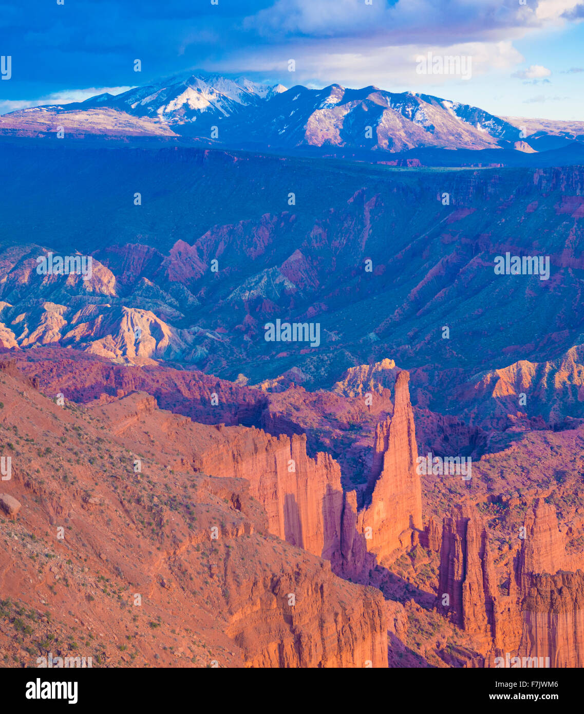 Fisher Towers et au-delà des Montagnes La Sal, Colorado River près de Moab, Utah Banque D'Images