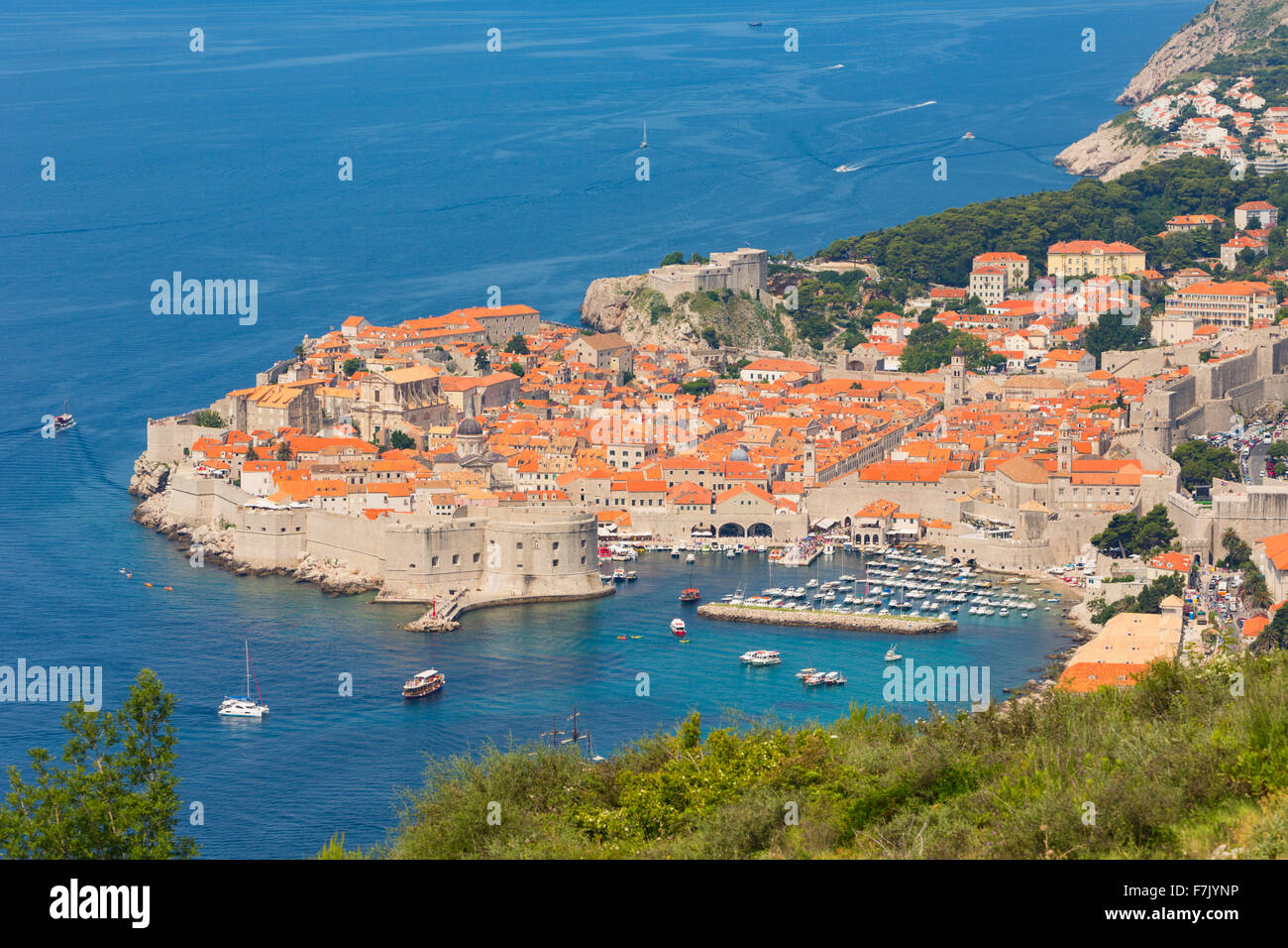Dubrovnik, Croatie, comté de Dubrovnik-Neretva. Vue générale de la vieille ville et le port. Banque D'Images