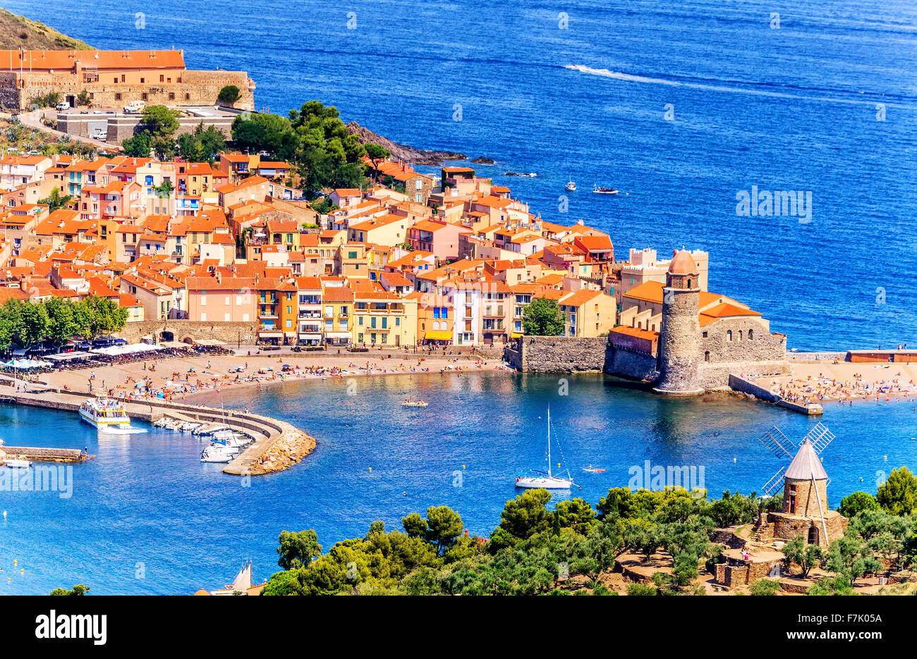 Collioure- baie panoramique et historique ville, sud de la France Banque D'Images