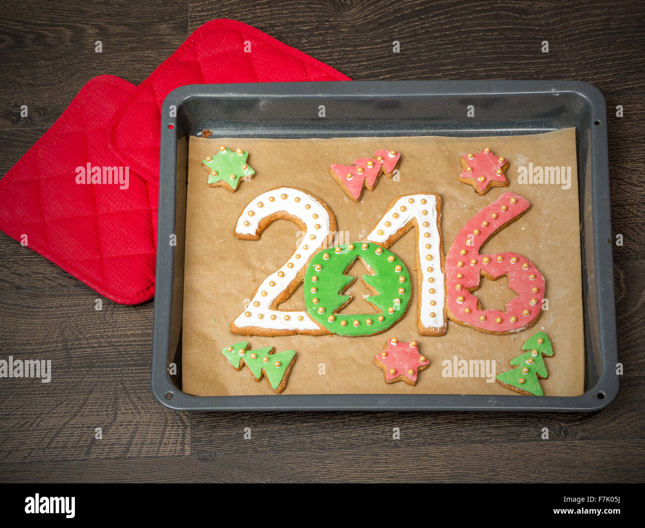 Home-made gingerbread cookies en forme de nouveaux chiffres de l'année 2016 sur la plaque de cuisson Banque D'Images