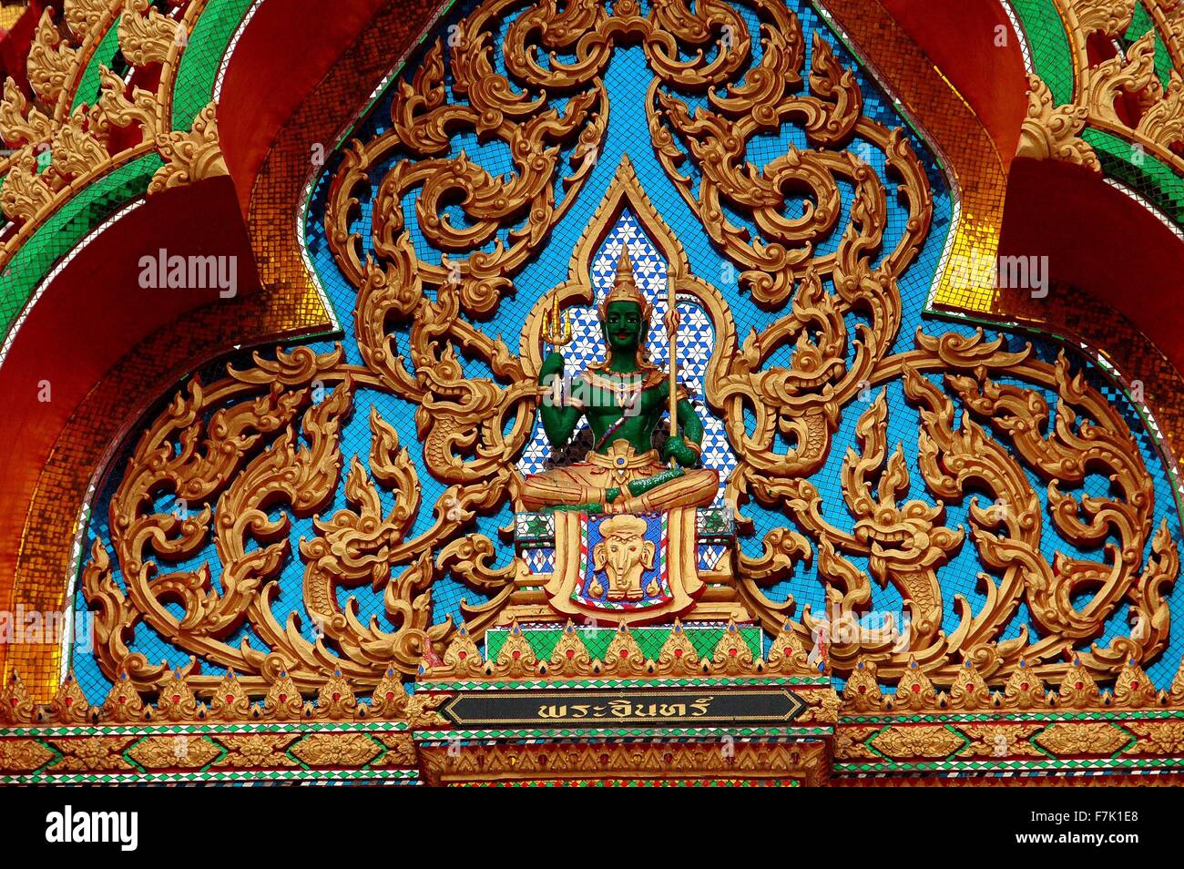 Nakhon Pathom, Thaïlande : Vert Bouddha assis avec des remplages doré sur un pavillon au temple Wat Dai Lom Banque D'Images