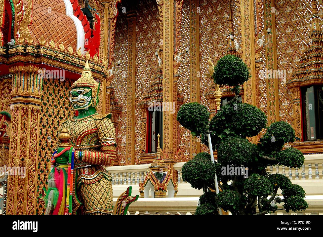 Nakhon Pathom, Thaïlande : Yak géant guardian figure et à l'arbre topiaire Wat Dai hall sanctuaire Ubosot Lom Banque D'Images