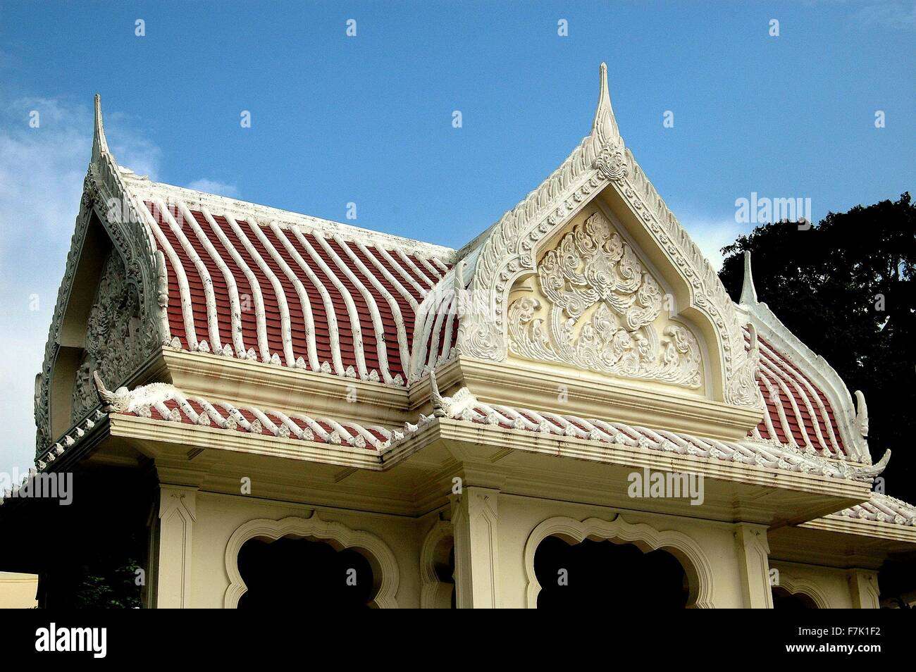 Nakhon Pathom, Thaïlande : Temple pavillon avec bas-relief décorations à Wat Phra Pathom Chedi Banque D'Images