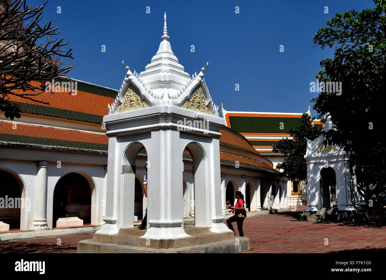 Nakhn Pathom, Thaïlande : Beffrois avec Bouddha bas relief tympan sculpté sur la terrasse supérieure du Wat Phra Pathom Chedi Banque D'Images