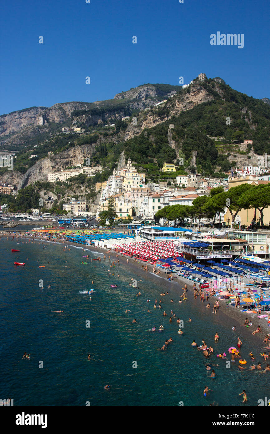 La plage animée d'Amalfi Banque D'Images