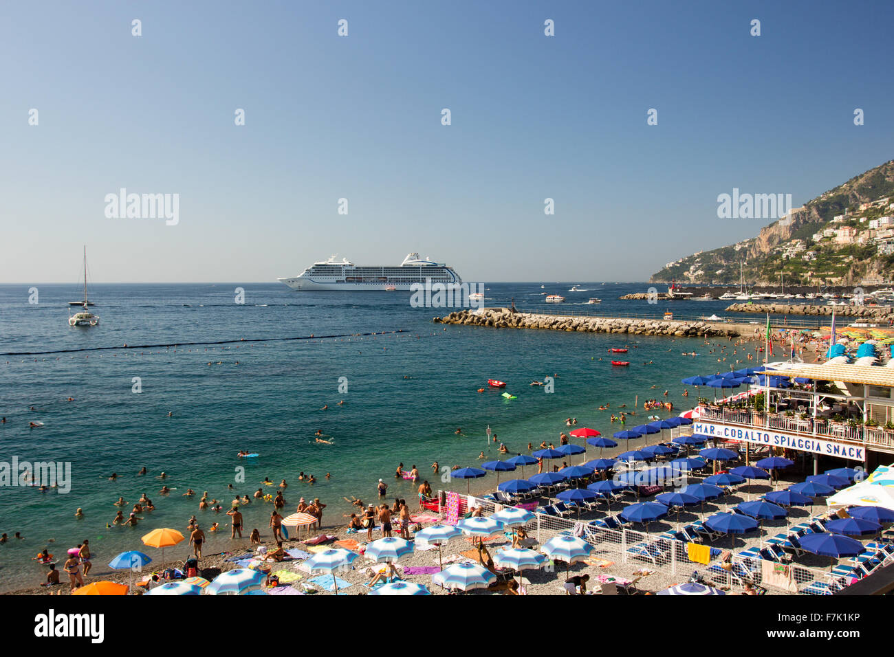 La plage animée d'Amalfi Banque D'Images
