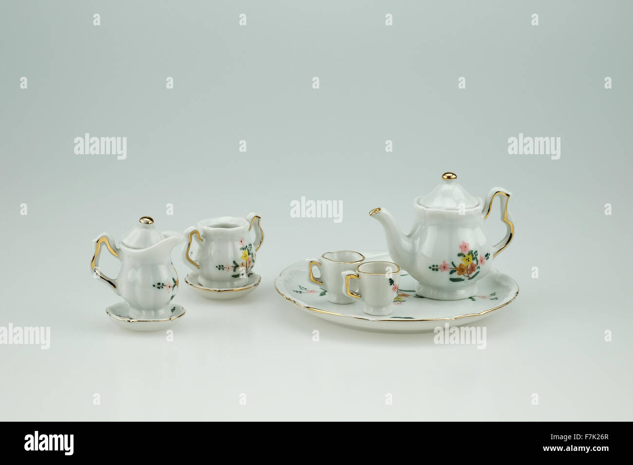 Tasse de thé en céramique Mini set, isolé dans l'arrière-plan blanc Banque D'Images
