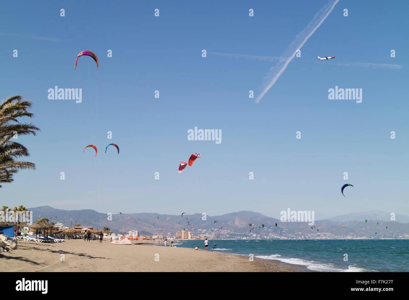 Torremolinos, Costa del Sol, la province de Malaga, Andalousie, Espagne du sud. Le kite surf au large de la plage de Los Alamos. Banque D'Images