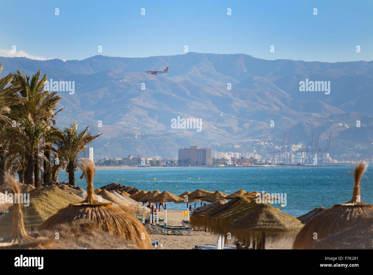 Torremolinos, Costa del Sol, la province de Malaga, Andalousie, Espagne du sud. Plage de Playamar à vers Malaga avec un Banque D'Images