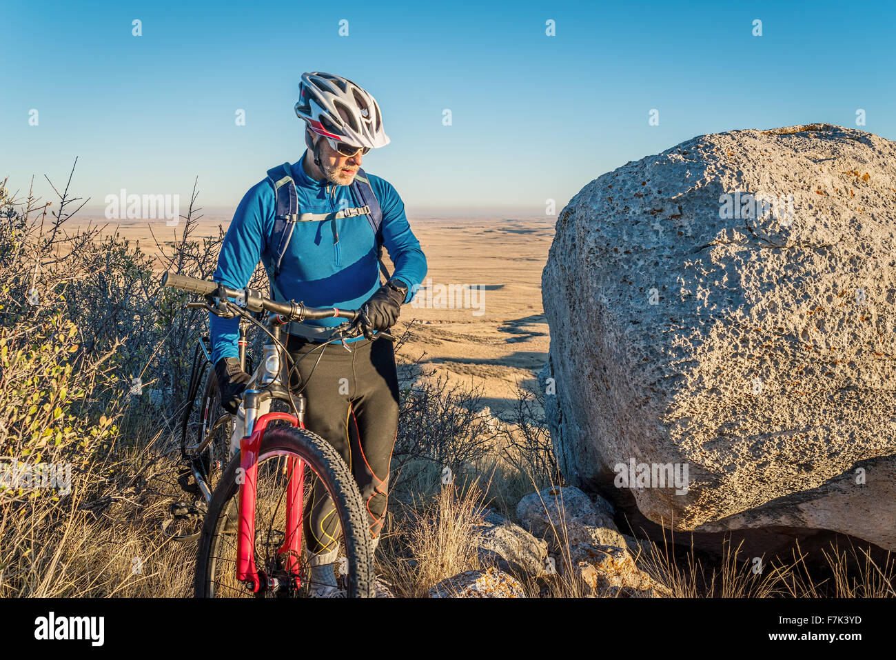 Senior male avec un vélo de montagne dans le Colorado, la Stéatite foothills zone naturelle des prairies près de Fort Collins Banque D'Images