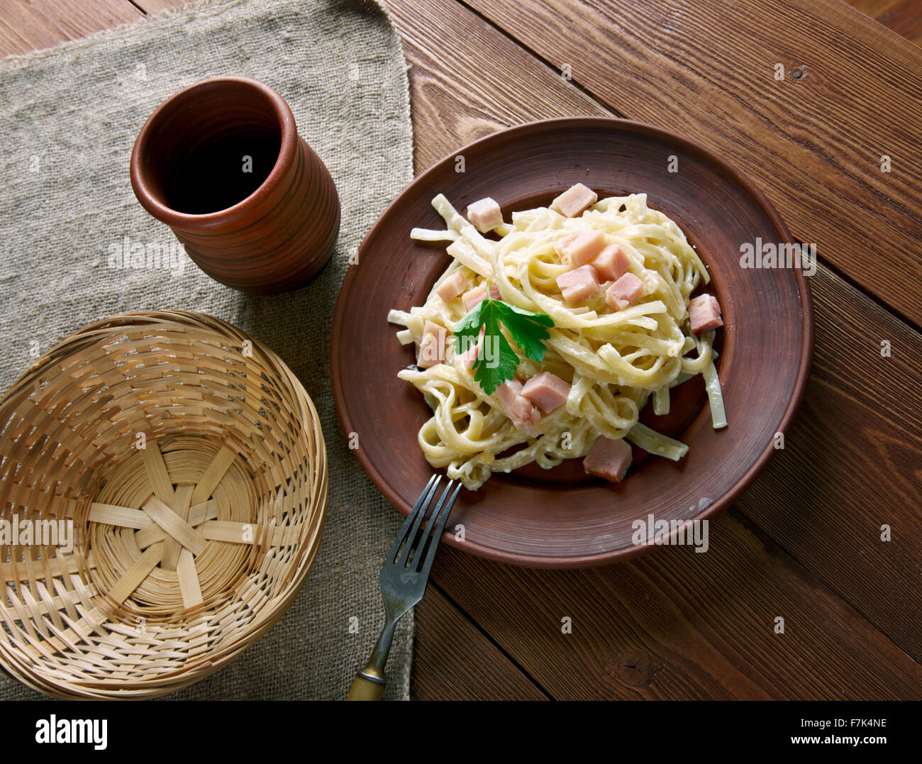 Les fettuccine alla papalina - Pâtes au jambon,le parmesan,le beurre Banque D'Images