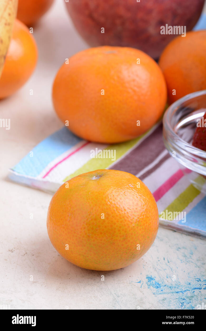 Fruits bio frais ( fraise, banane, mandarine, orange) Banque D'Images