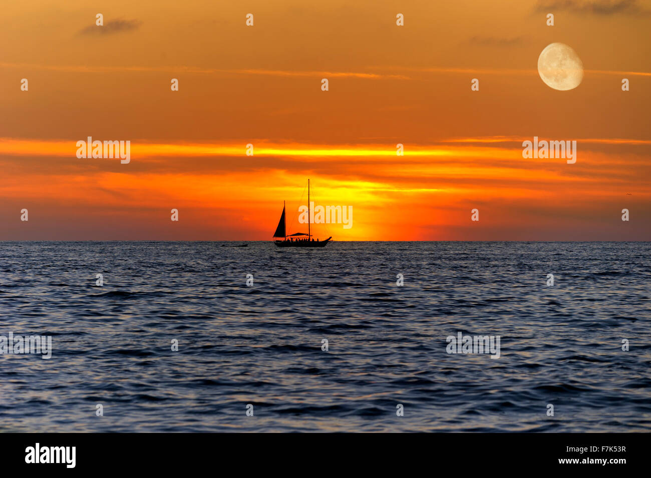 Voilier sunset silhouette est une dynamique de couleur jaune et orange au coucher du soleil. cloudscape Banque D'Images