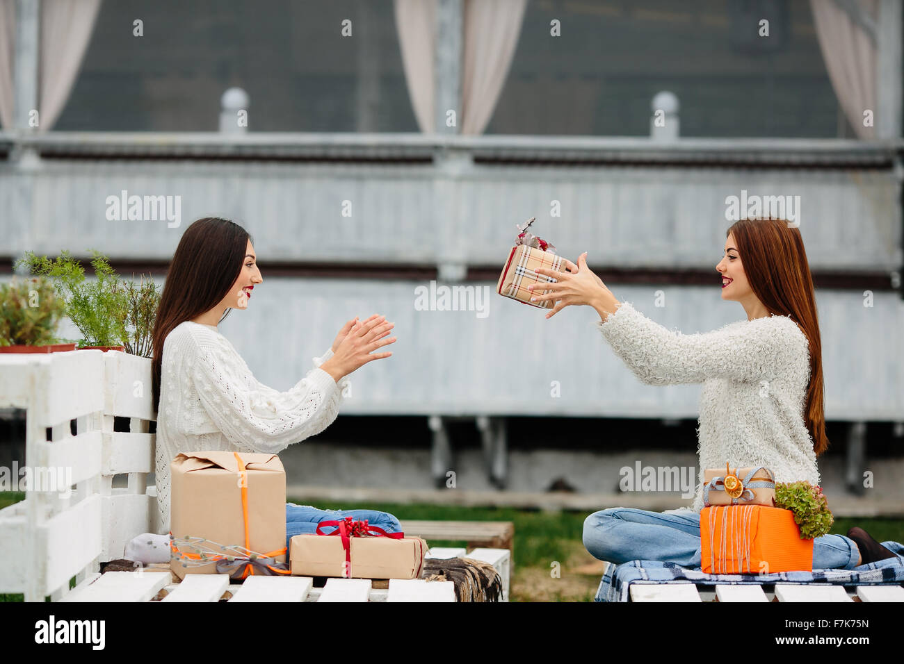 Les filles se jette à l'autre des cadeaux Banque D'Images