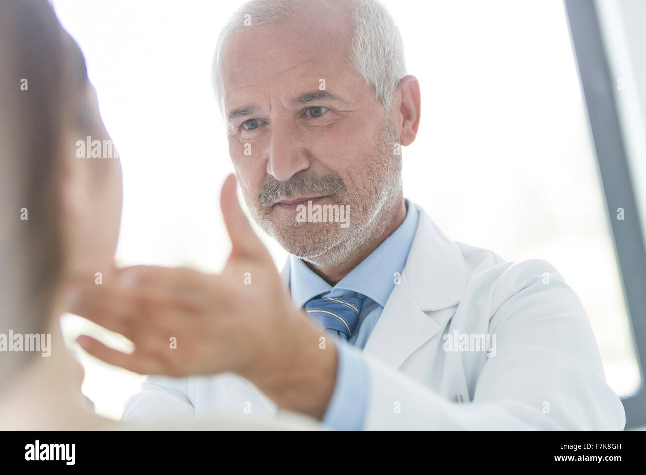 Doctor examining patient's glandes dans checkup Banque D'Images