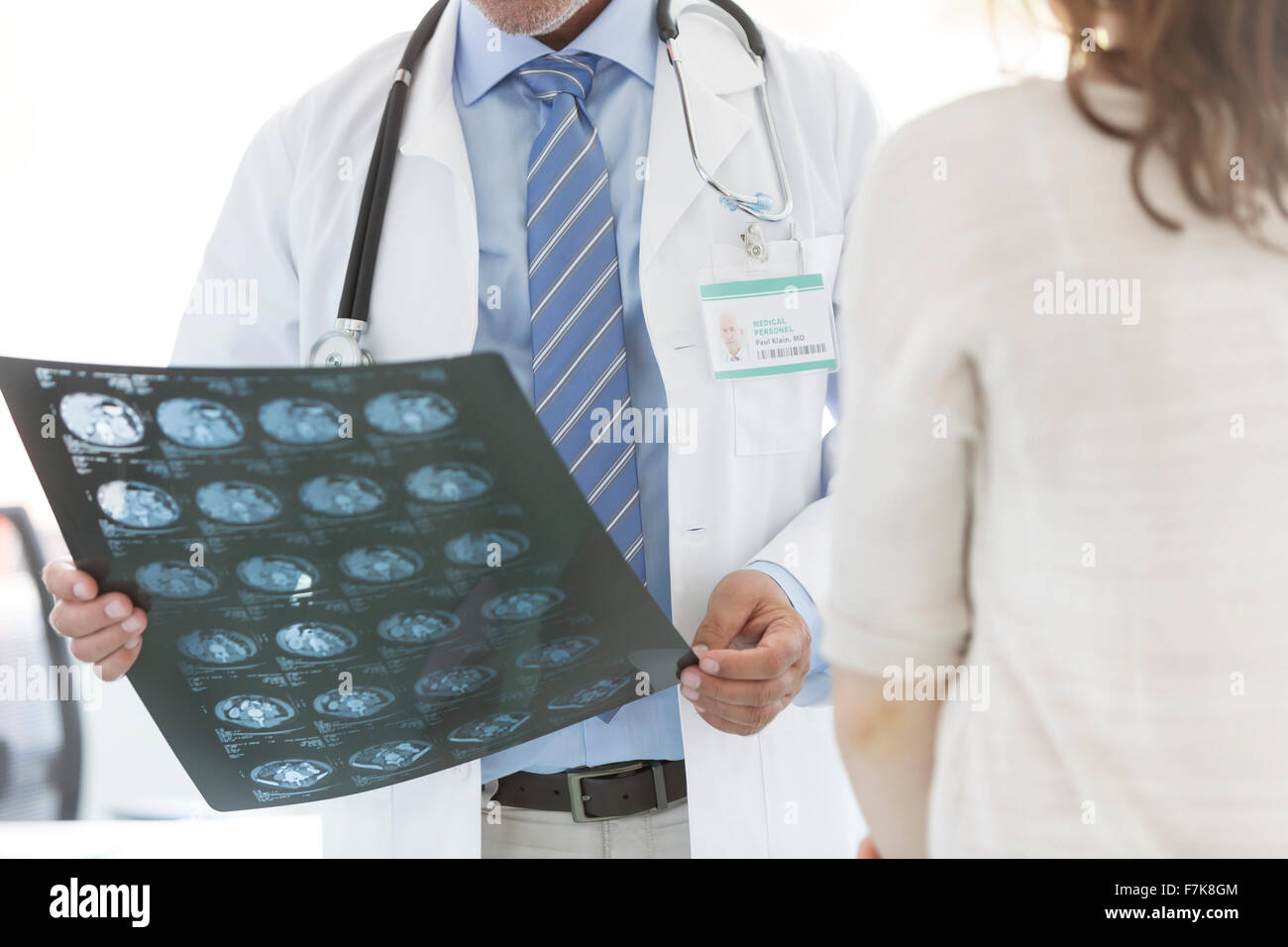 Médecin examinant les rayons X avec patient Banque D'Images