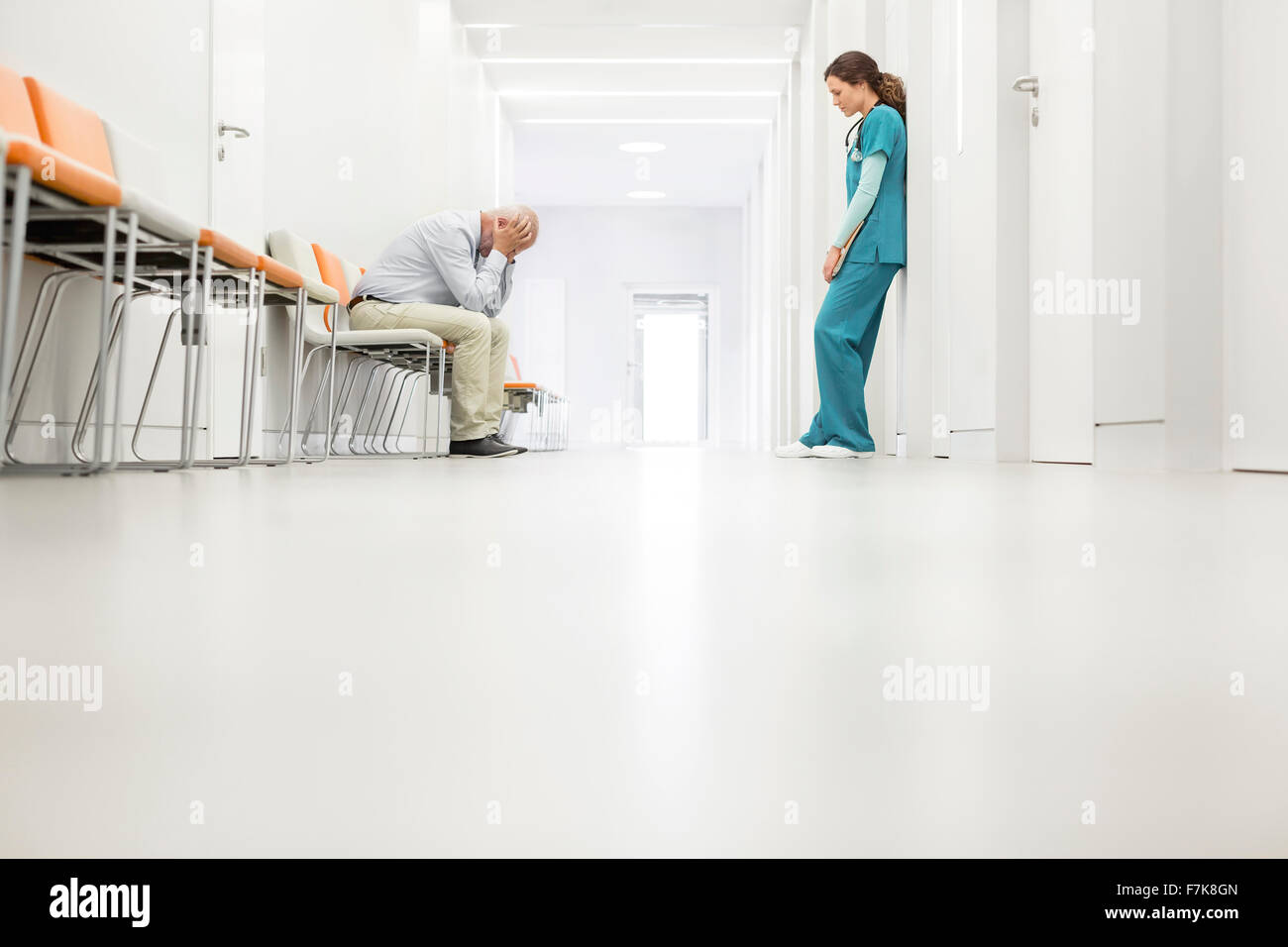 Souligné médecin et l'infirmier in hospital corridor Banque D'Images