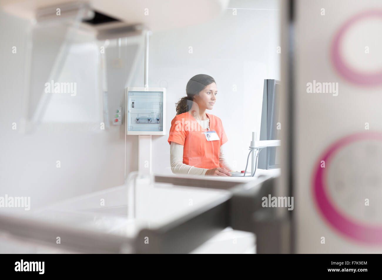 Infirmière travaillant à l'ordinateur à l'hôpital Banque D'Images