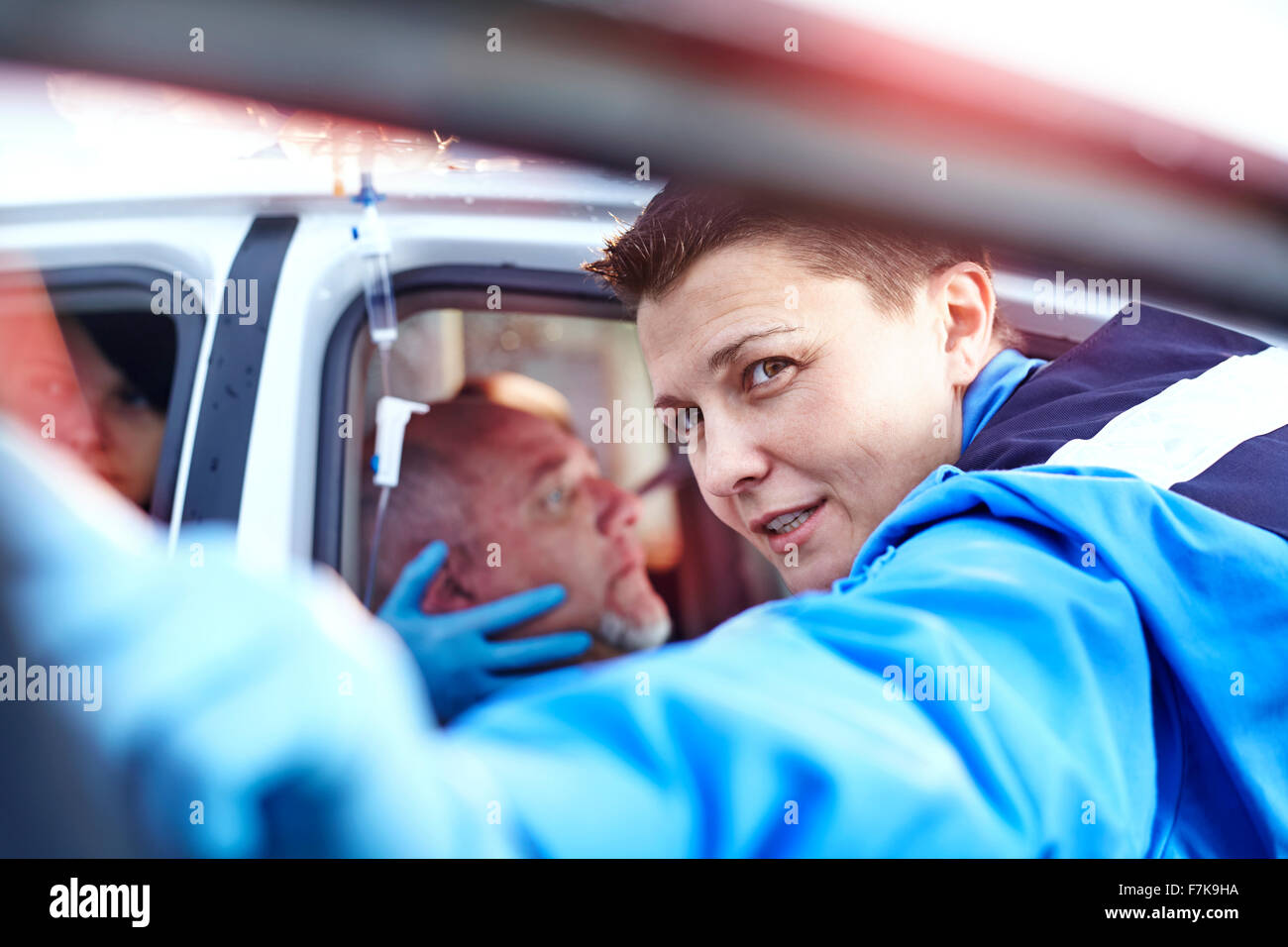 Close up sauveteur, tendant à une victime d'un accident de voiture Banque D'Images