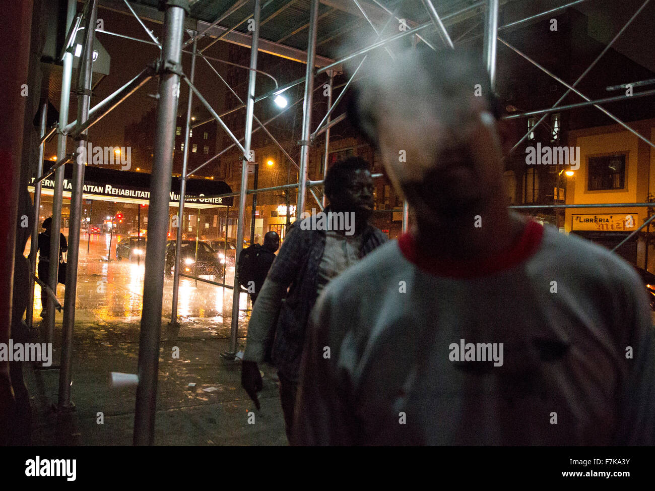 Septembre 11, 2015, New York, NY : Les utilisateurs du médicament K 2 fumée ouvertement sur une zone de Harlem connu comme ' K 2 allié. ' K 2 Banque D'Images