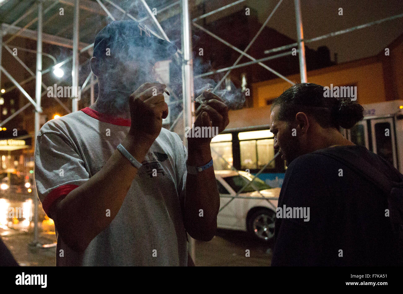 Septembre 11, 2015, New York, NY : Les utilisateurs du médicament K 2 fumée ouvertement sur une zone de Harlem connu comme ' K 2 allié. ' K 2 Banque D'Images