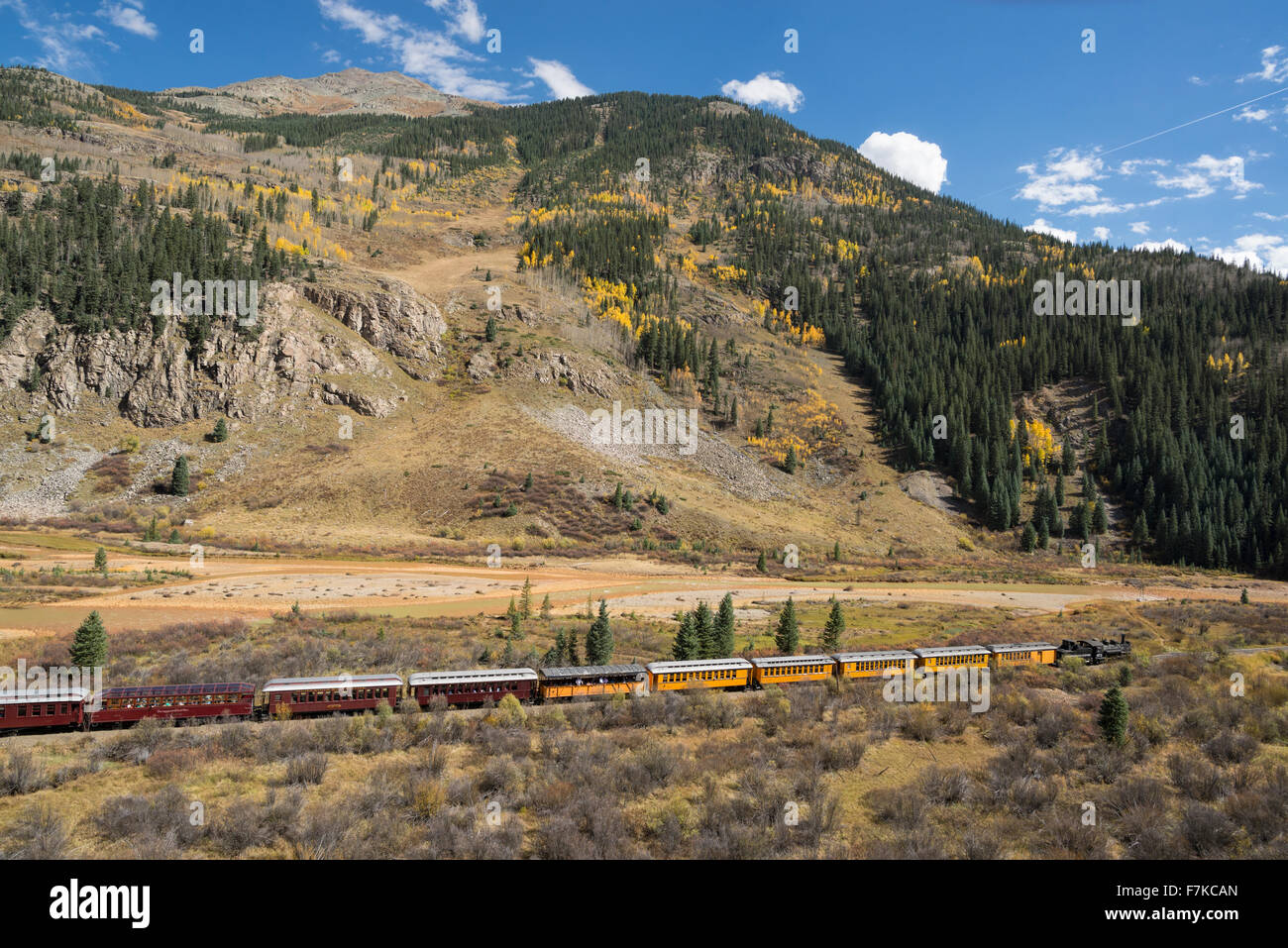 Durango & Silverton Narrow Gauge Railroad train à vapeur le long de la rivière Animas au sud-ouest du Colorado. Banque D'Images