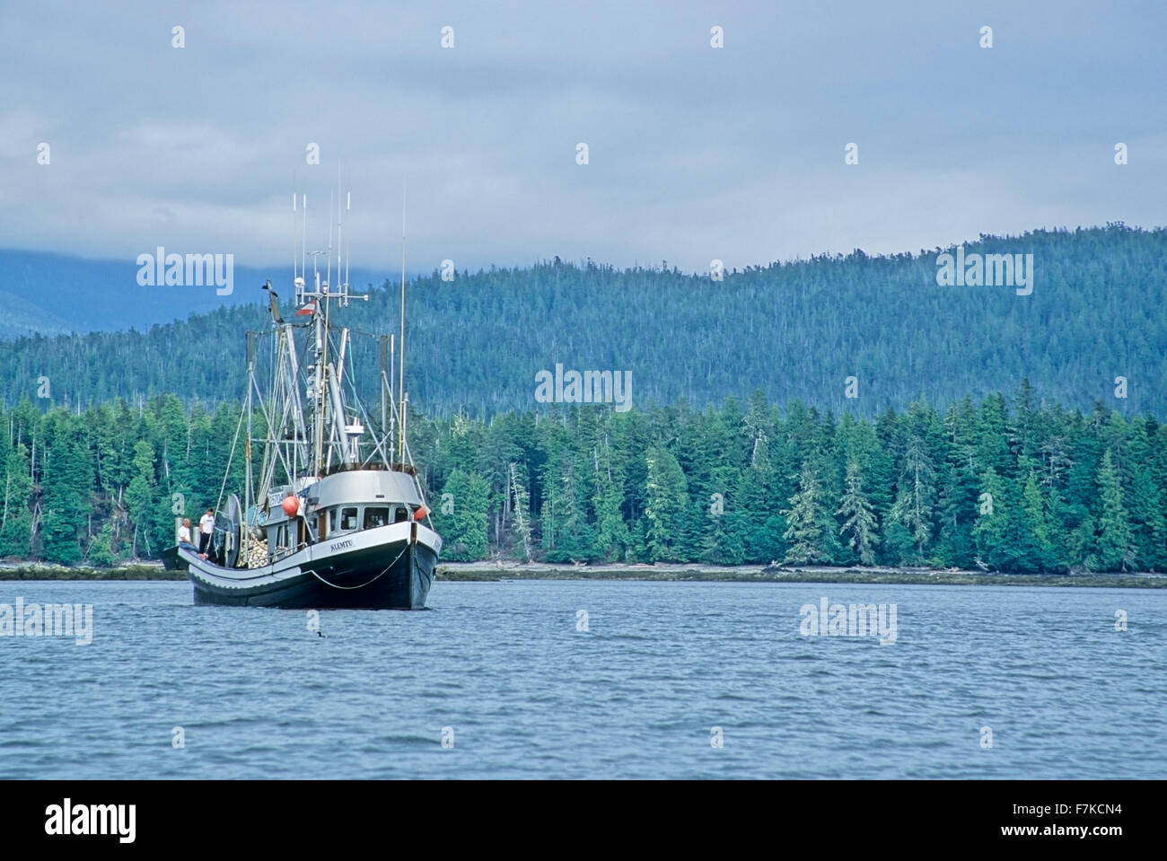 La pêche commerciale seine bateau ancré dans la baie, Chatham Sound (Colombie-Britannique) Banque D'Images